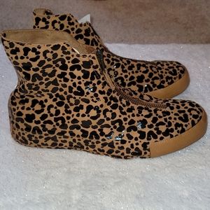 RARE... HARD TO FIND CONVERSE SIZE 8